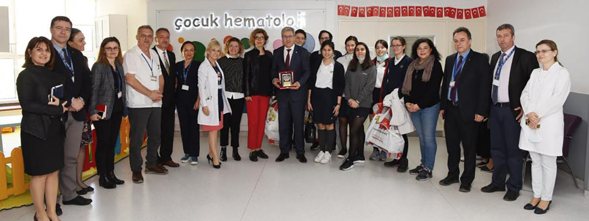 23 Nisan Ulusal Egemenlik ve Çoçuk Bayramı kutlamaları kapsamında Rektörümüz Prof. Dr. Necdet Budak\'ın katılımıyla ve Özel Çakabey Okulları sponsorluğunda Çocuk Sağlığı ve Hastalıkları Anabilim Dalında tedavi gören çocuklarımızı ziyaret ettik.